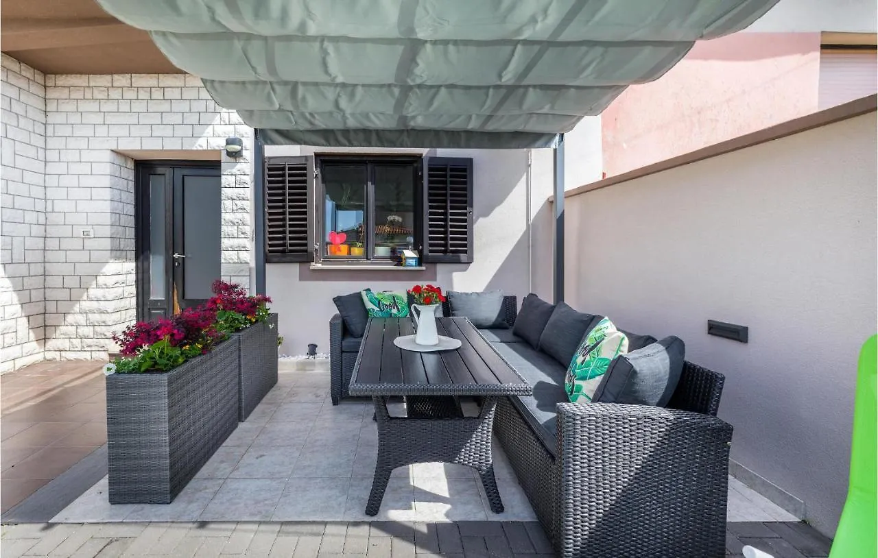 Amazing Home In Marcana With Jacuzzi